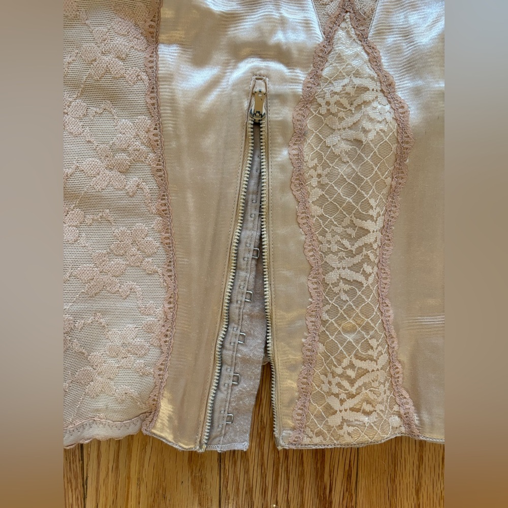 VINTAGE Pink Floral Lace Corset - Picture 2 of 5
